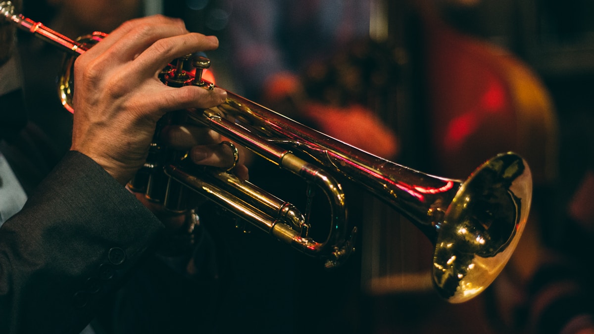 Professor ensinando violão — escola de música e formação educacional